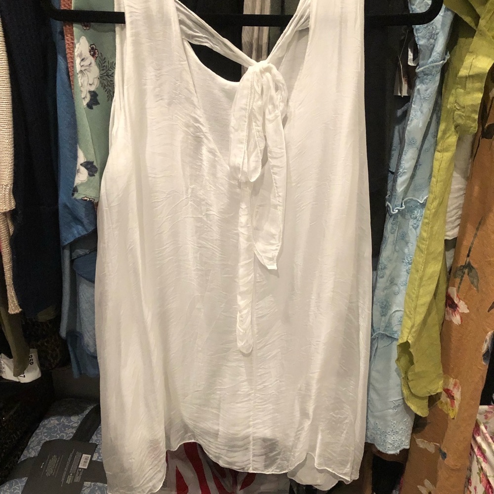 Tank blouse with bow in the back